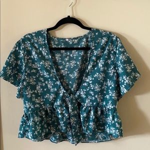 Floral top. Ties in the front